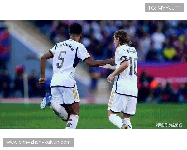 老将罗伊斯场边拥抱小贝林厄姆，传承瞬间